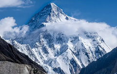 ویدیویی دلهره آور از عملیات نجات کوهنورد از شکاف ۶۰ متری اورست را ببینید