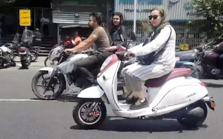 دولت: ممنوعیتی برای صدور گواهینامه موتورسیکلت زنان وجود ندارد