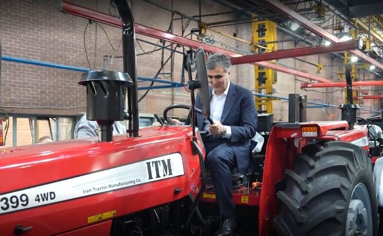 آقای فرزین چون کبک سر در برف فرو بردید/  وقت تراکتورسواری نیست!