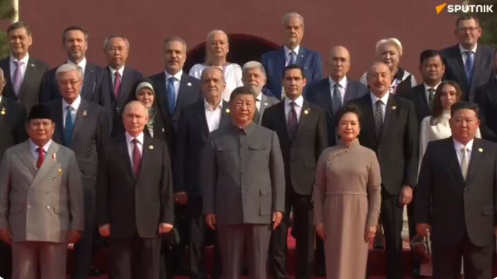 پزشکیان و دخترش کنار رهبران جهان در رژه نظامی چین +ویدیو