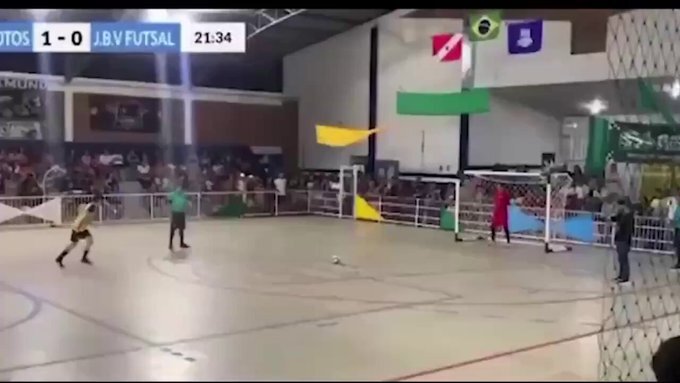 لحظه مرگ تلخ دروازه‌بان فوتسال با ضربه توپ +ویدیو