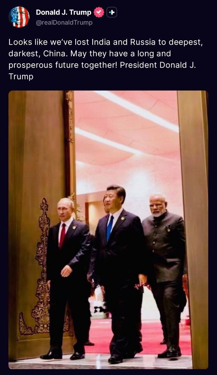 ترامپ دستهای خود را در برابر چینیها بالا برد +عکس