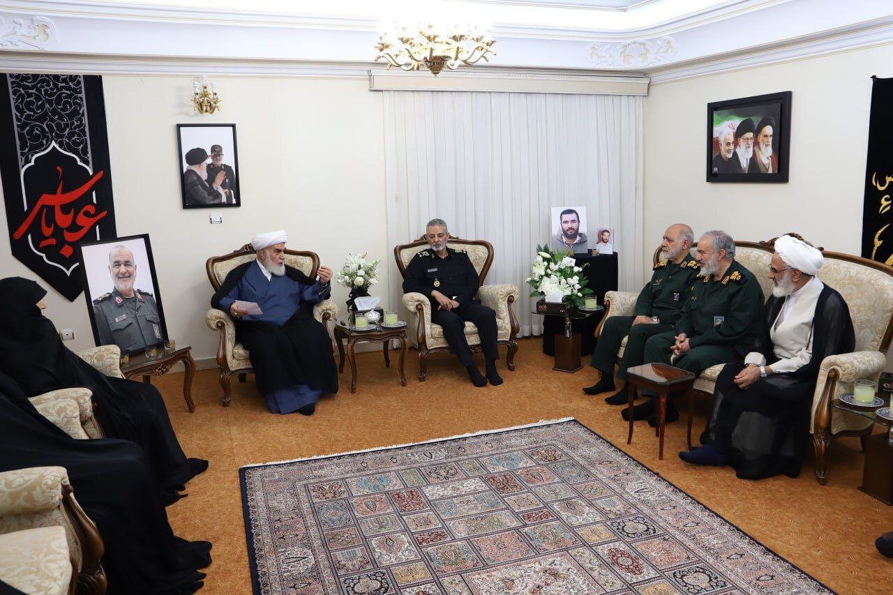 اولین تصاویر از حضور فرمانده جدید قرارگاه خاتم الانبیا (ص) در منزل شهید سلامی