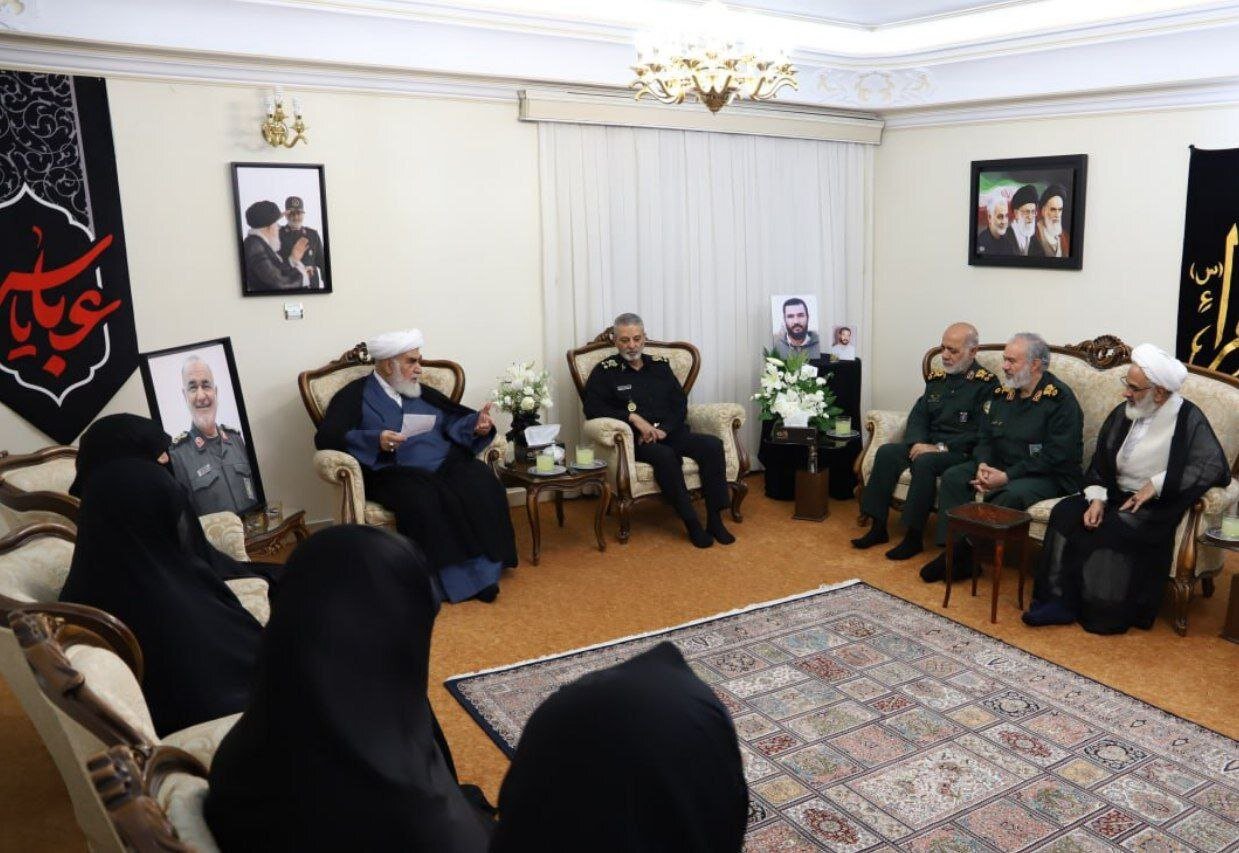 اولین تصاویر از حضور فرمانده جدید قرارگاه خاتم الانبیا (ص) در منزل شهید سلامی