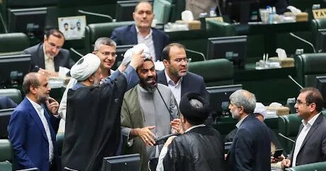 برخی اظهارات مسئولان کشور باعث پیش‌روی دشمن می‌شود