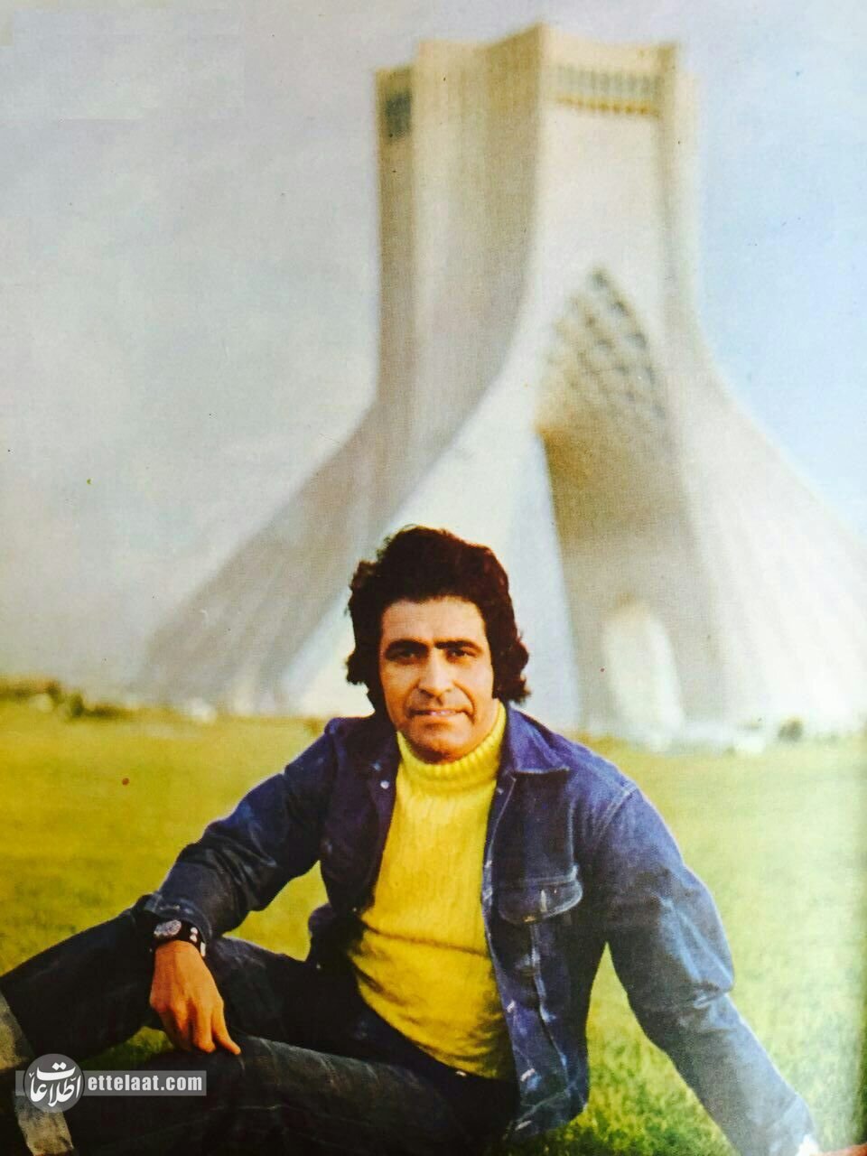 هوشمند عقیلی مقابل برج آزادی