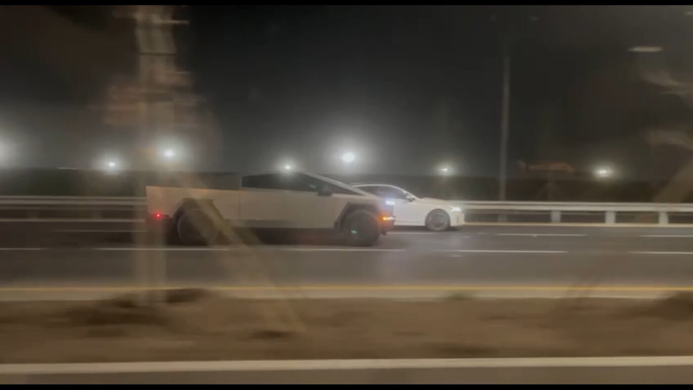 خودروی ایلان ماسک در حوالی تمرین تیم ملی ایران رویت شد +ویدیو