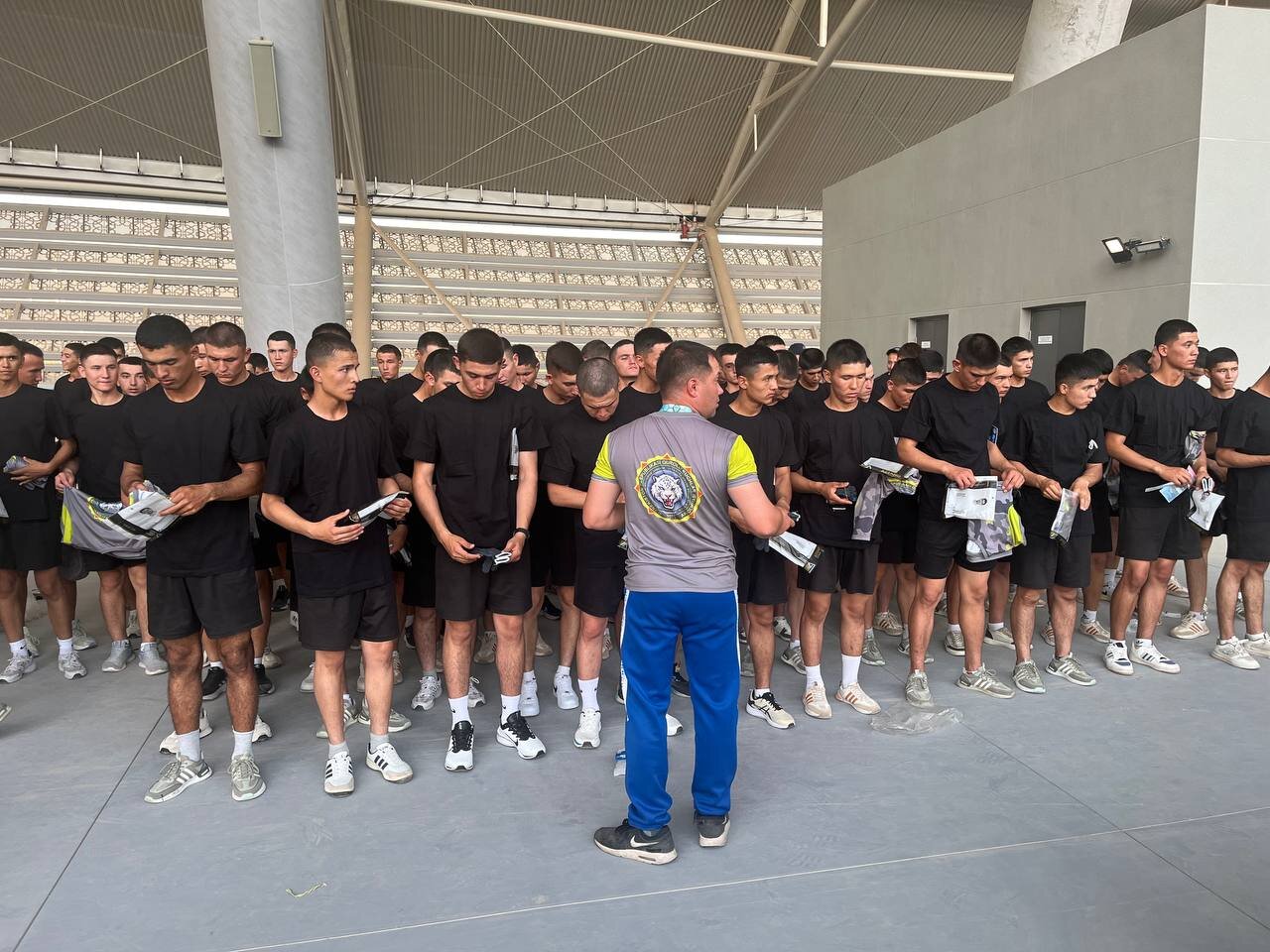 ویدیو| اتفاق عجیب در تاشکند؛ چرا به تماشاگران ازبکستانی دستکش دادند؟