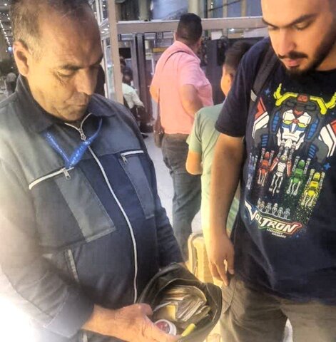 یک کارگر در فرودگاه مشهد یک میلیارد تومان را به صاحبش بازگرداند +عکس
