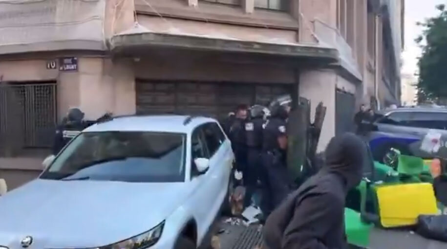 فرانسه هم بهم ریخت؛ مردم در خیابان علیه ماکرون! +ویدیو