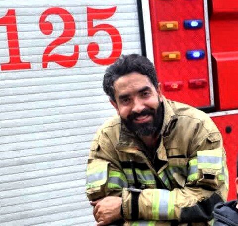 عکس آتش‌نشان جوانی که امروز در حین عملیات شهید شد