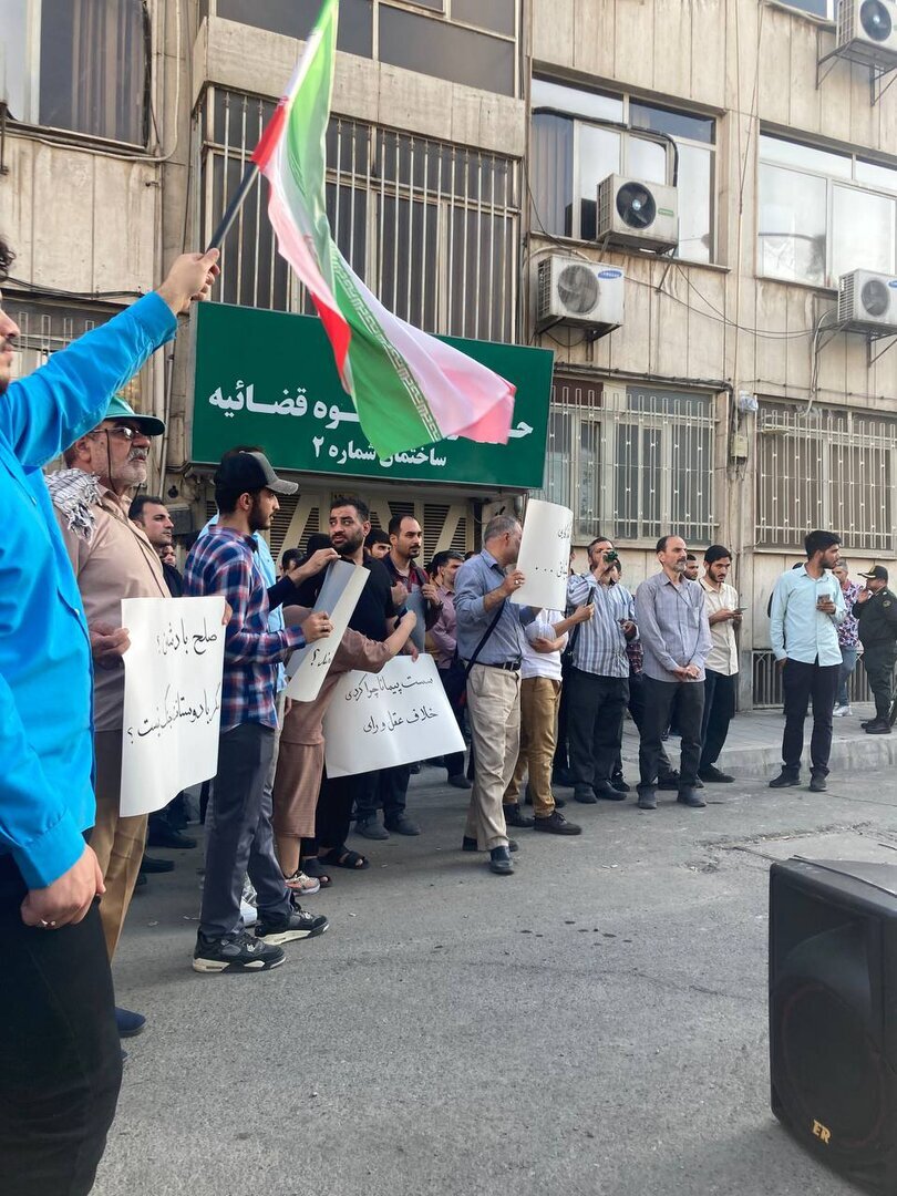 تصاویر تازه از تجمع علیه لاریجانی و عراقچی؛ منتظر بودیم به حساب گروسی برسید!