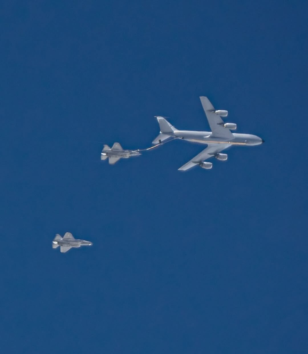 بوی جنگ میآید؛ ۵ جنگنده اف۳۵ آمریکایی به پرواز درآمدند +ویدیو