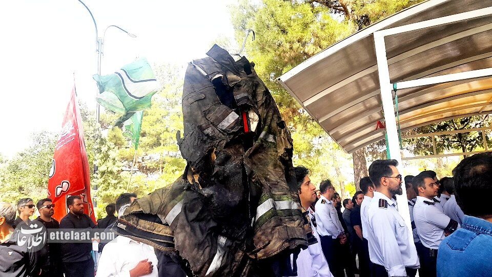 خداحافظی مردم با مشهد با یک قهرمان؛ آتش‌نشان شهید به خانه ابدی رفت +تصاویر