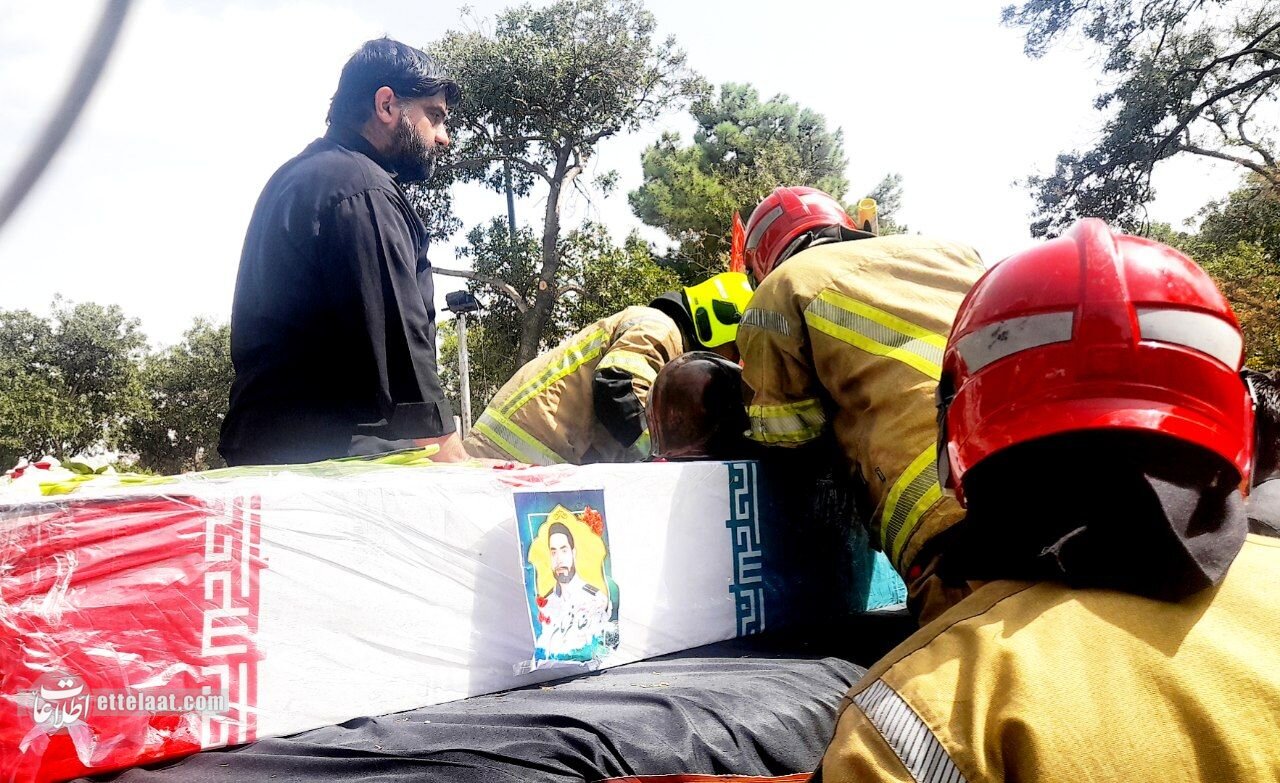 خداحافظی مردم با مشهد با یک قهرمان؛ آتش‌نشان شهید به خانه ابدی رفت +تصاویر