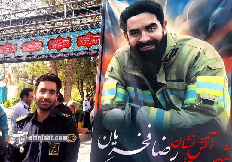 خداحافظی مردم با مشهد با یک قهرمان؛ آتش‌نشان شهید به خانه ابدی رفت +تصاویر