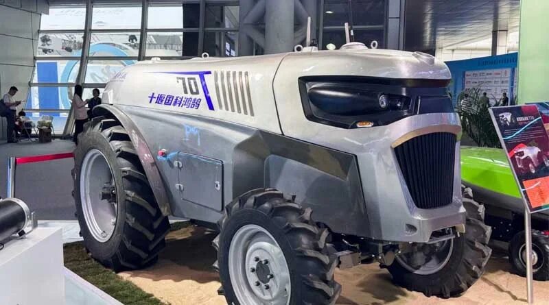 ویدیو| این تراکتور چینی‌ها کشاورزی هم می‌کند