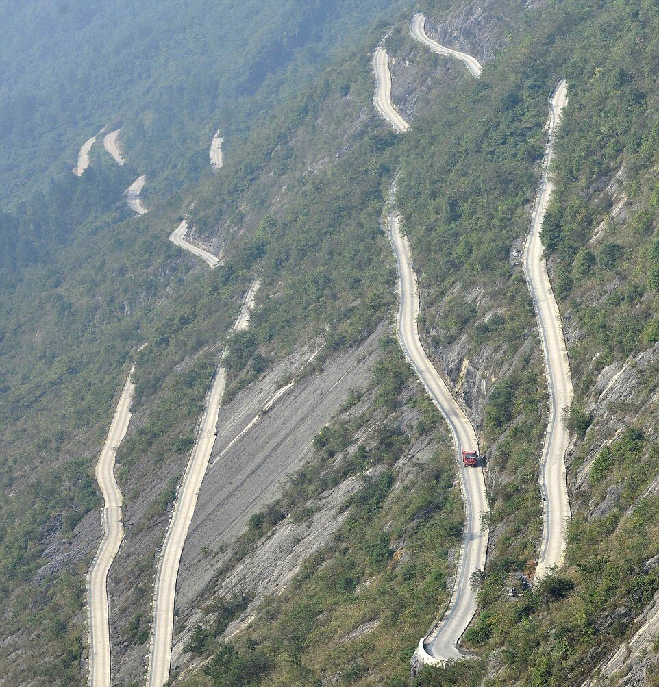 ویدیو| لحظاتی دلهره‌آور در عبور از  خطرناک‌ترین جاده کوهستانی