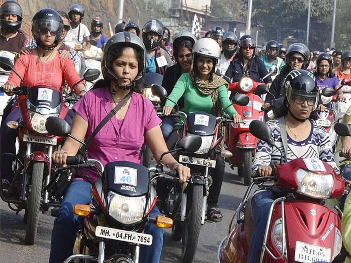 از جاده‌های شلوغ جاکارتا تا خیابان‌های دهلی؛ زنان سوار بر موتور الگوی جدید را خلق کردند