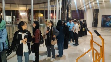 صف عجیب امضای کتاب «نیست» در مشهد +ویدیو و عکس