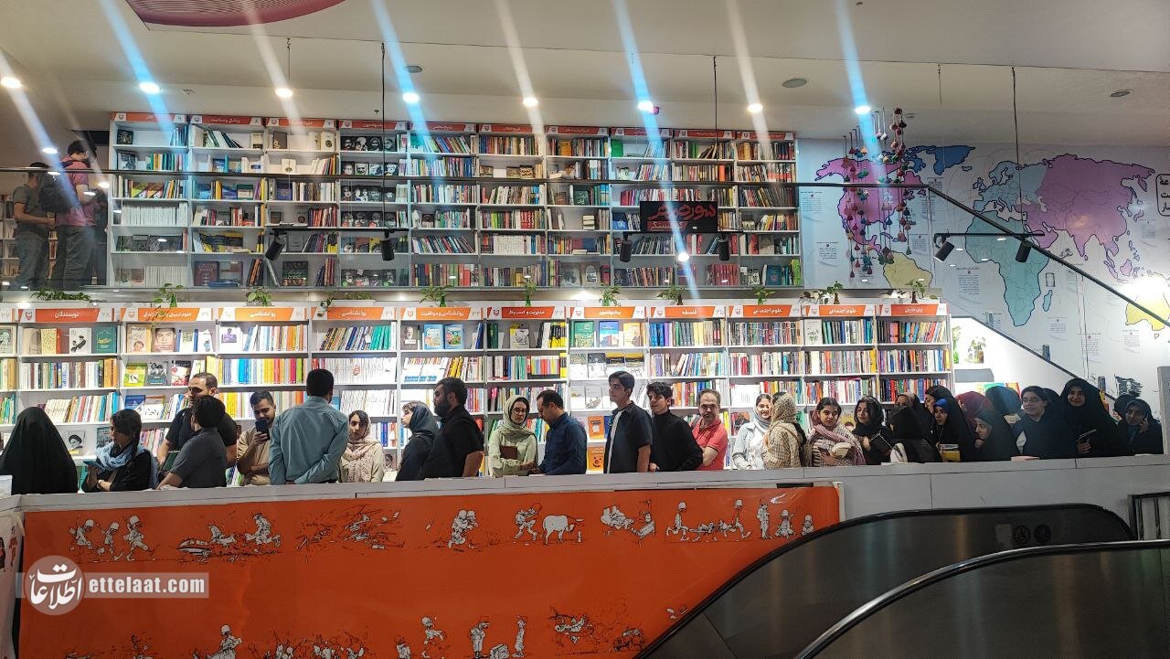 صف عجیب امضای کتاب «نیست» در مشهد +ویدئو و عکس