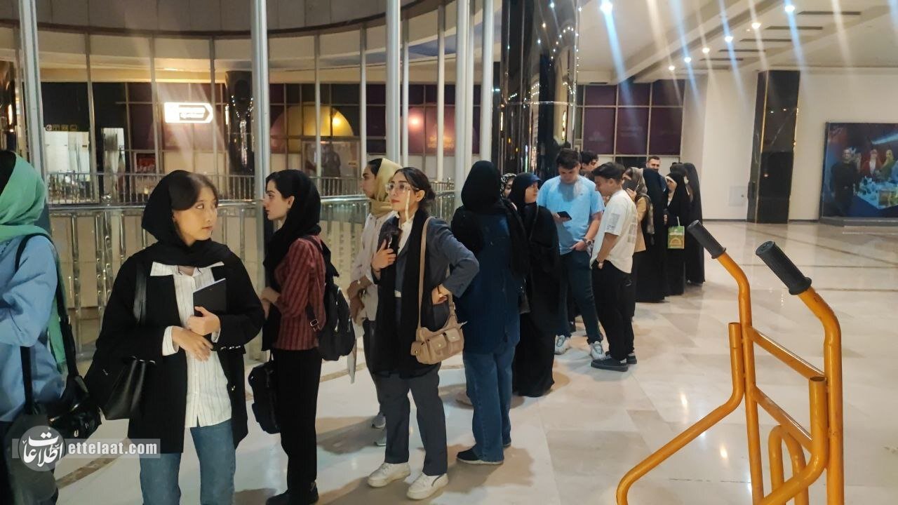 صف عجیب امضای کتاب «نیست» در مشهد +ویدیو و عکس