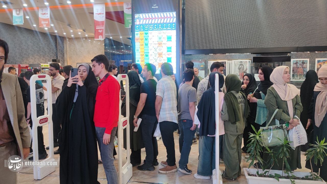 صف عجیب امضای کتاب «نیست» در مشهد +ویدئو و عکس