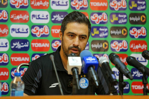 واکنش مربی استقلال به مقایسه‌اش با کریم باقری: دوربین ندارم!