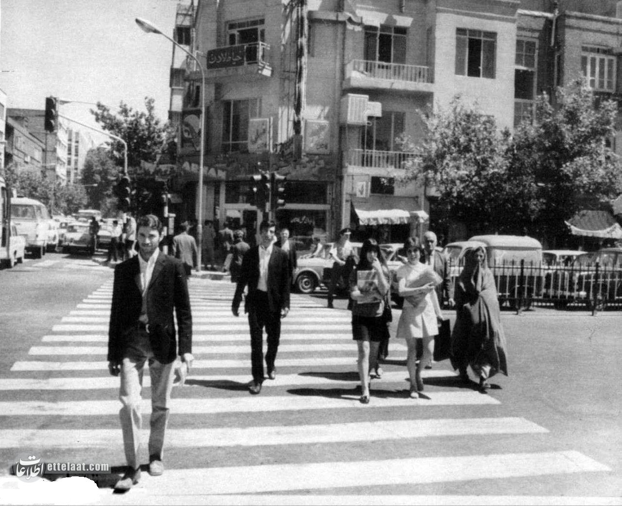 قانون عجیب در خیابان انقلاب تهران برای عابران پیاده! +عکس