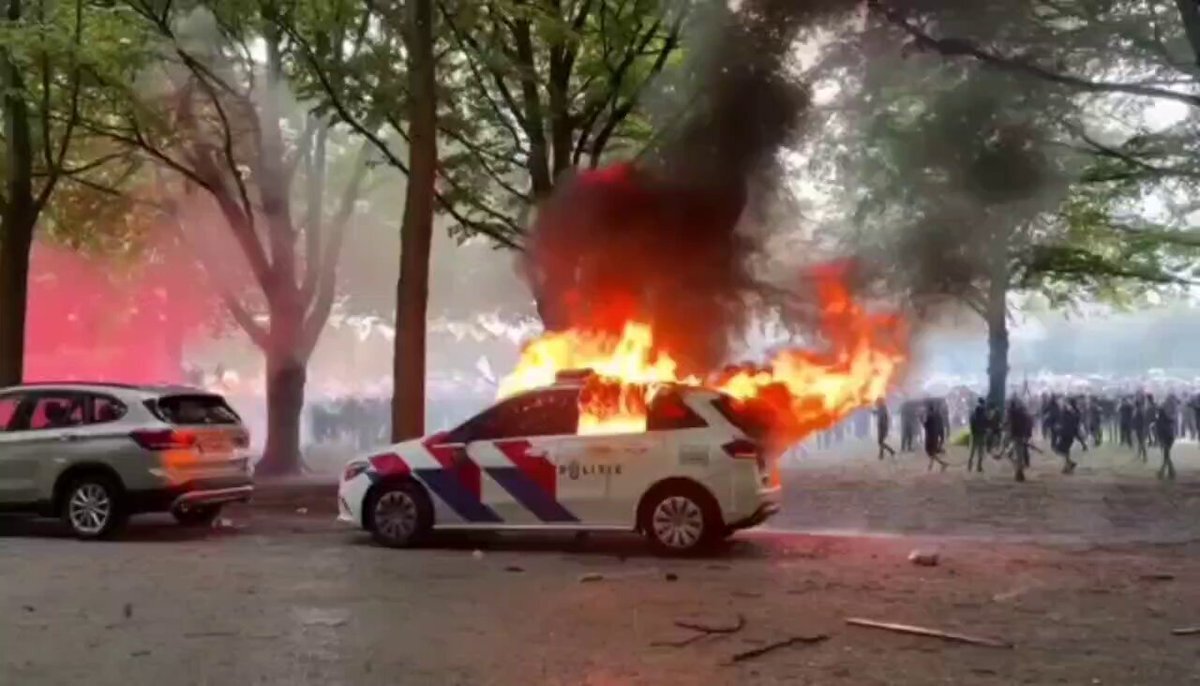 درگیری شدید ضد مهاجران و ضد خارجی‌ها در لاهه با پلیس +ویدیو