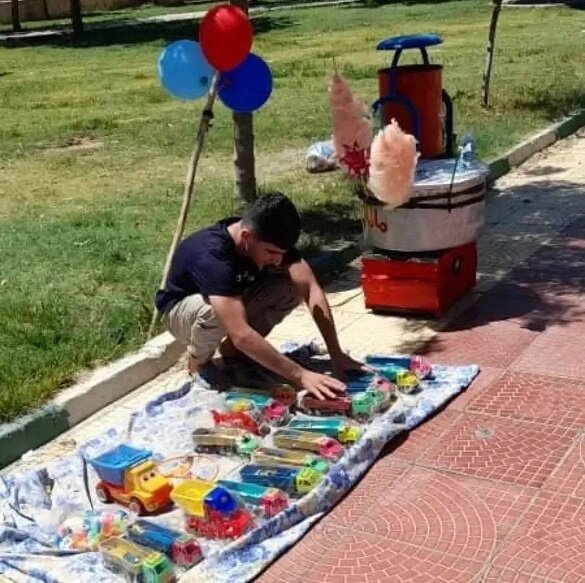 این پسر دستفروش همه ایران را شگفتزده کرد +عکس