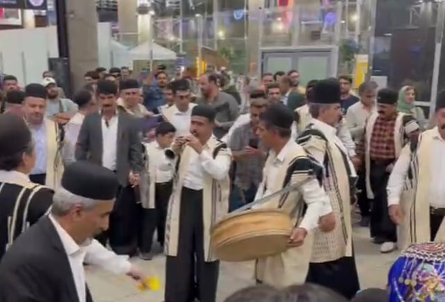 رقص و آواز محلی‌ بختیاری‌ها برای استقبال از قهرمانان کشتی فرنگی را ببینید