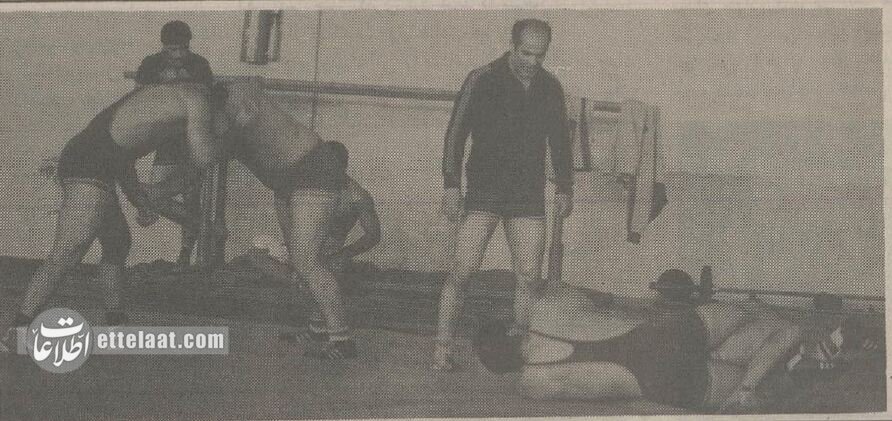 کشتی‌گیر ایرانی هنگام پخش سرود آمریکا از روی سکو پایین آمد +عکس