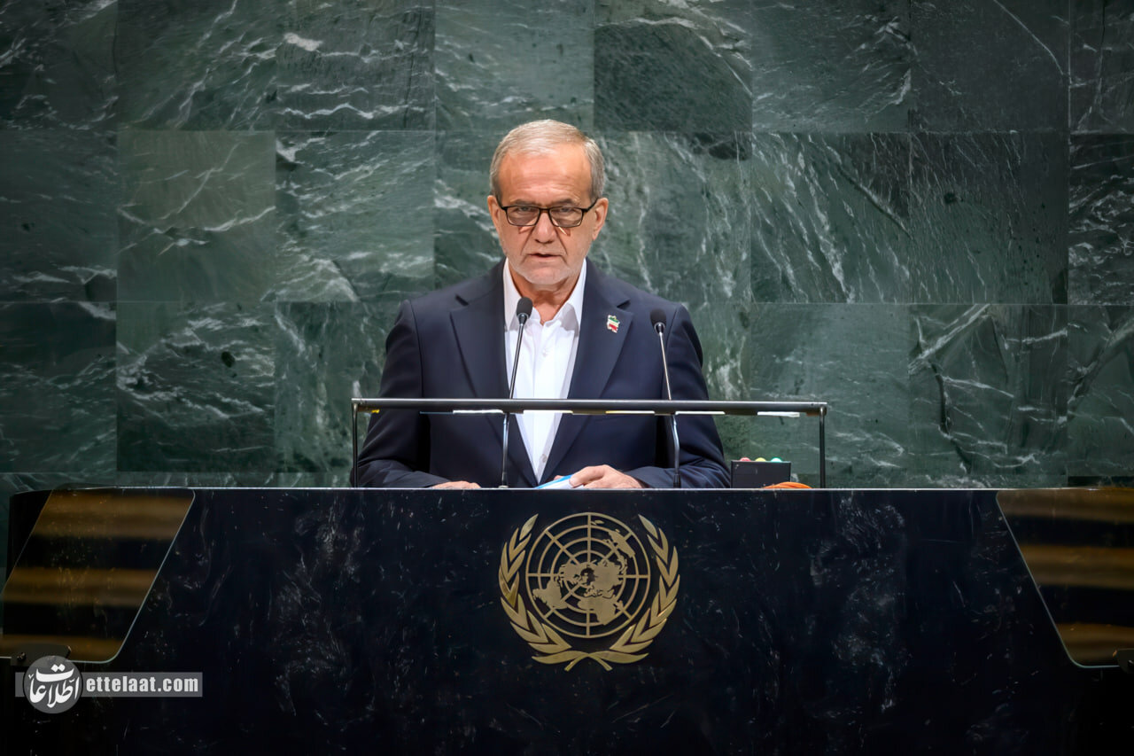 معنی جمله انگلیسی روی کتابچه تصویری پزشکیان چه بود؟ +عکس