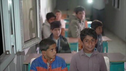 خداحافظی دانش‌آموزان یکی از روستاهای محروم جاسک با مدرسه کپری +ویدیو