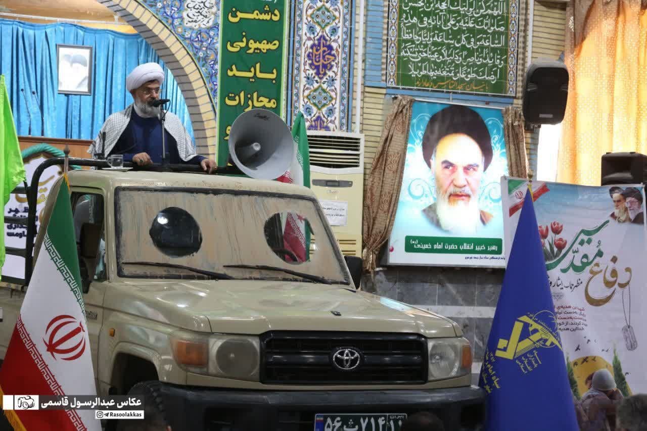 این تصویر نماز جمعه سوژه شد +عکس