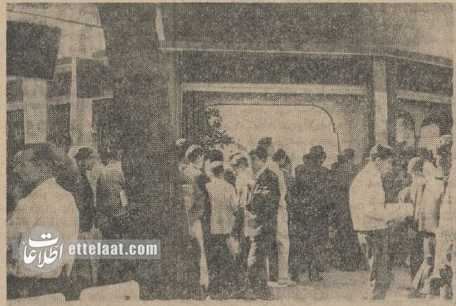 وقتی مردم برای کتاب درسی جلوی کتابفروشی‌ها شب می‌خوابیدند! +تصاویر