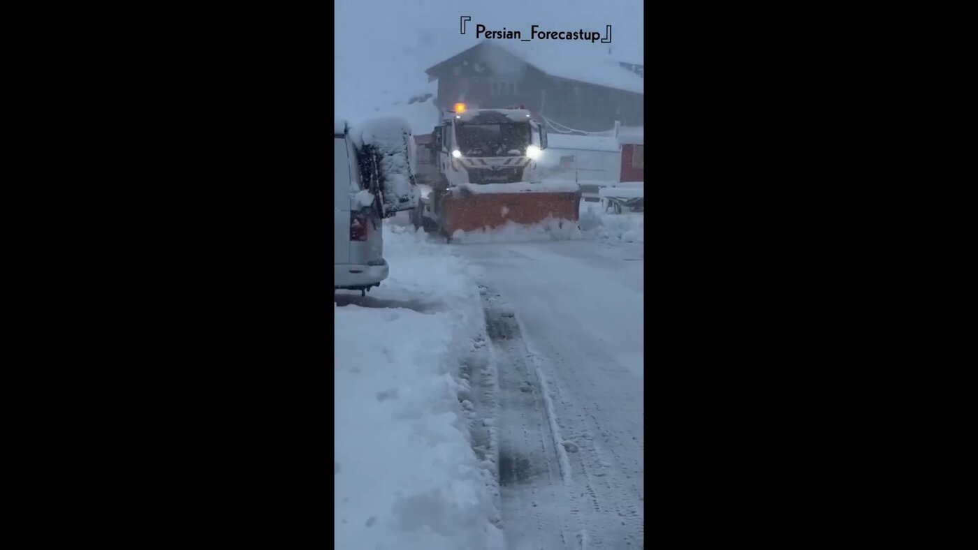 بارش سنگین برف ماشین‌های راه‌سازی را به خیابان آورد +ویدیو