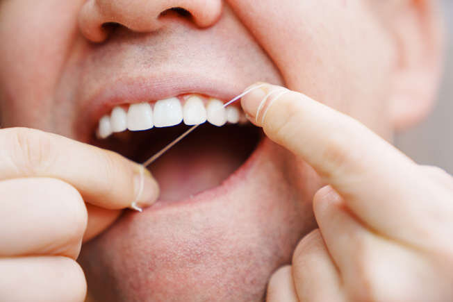 نخ دندان کشیدن خطر سکته را کاهش می‌دهد!