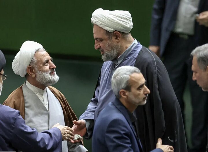 این حضرات به اسم انقلابی‌گری از رهبری هم عبور کرده‌اند!