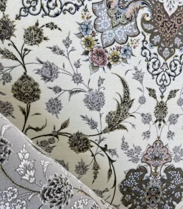 نوعی فرش ایرانی که با نقشه های ظریف و رنگ های ملایم شهرت دارد