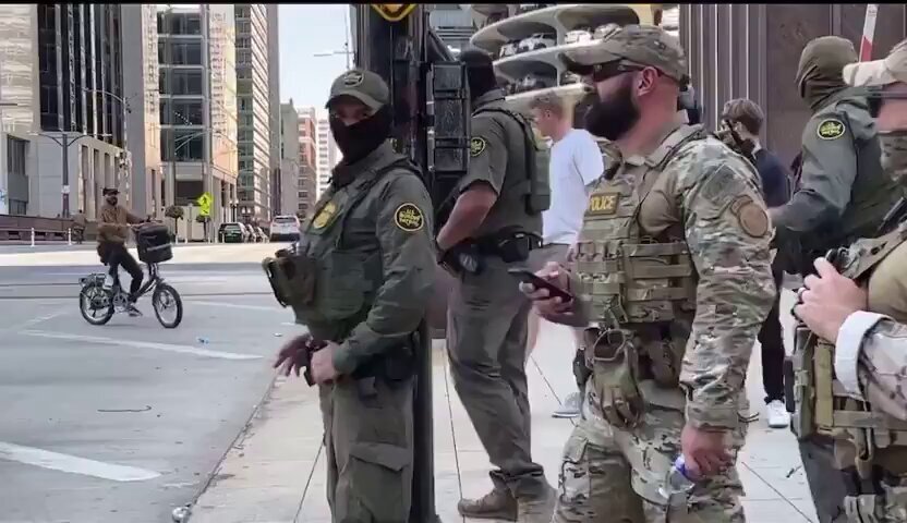 ماموران اداره مهاجرت آمریکا سوژه خنده پیک موتوری شدند +ویدیو