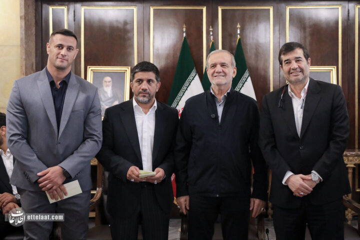 دیدار قهرمانان کشتی با مسعود پزشکیان