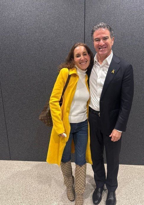 کاترین شکدم در آغوش رئیس سابق موساد