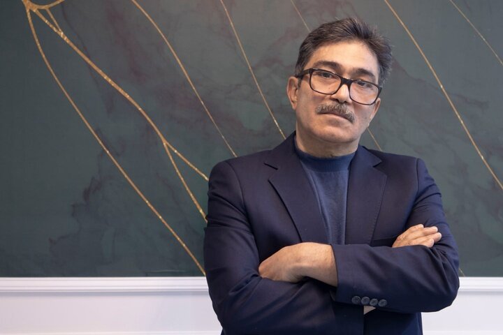 برای دلار ۷۳ هزارتومانی همتی را برکنار کردند اما الان یقه فرزین را نمی‌گیرند