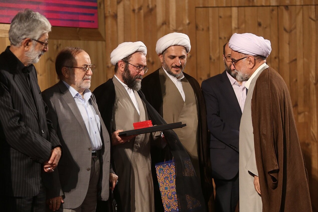 تجلیل از سه دهه دانشنامهنگاری حسن طارمیراد؛ او یکی از ۵ روحانی برجسته کشور است