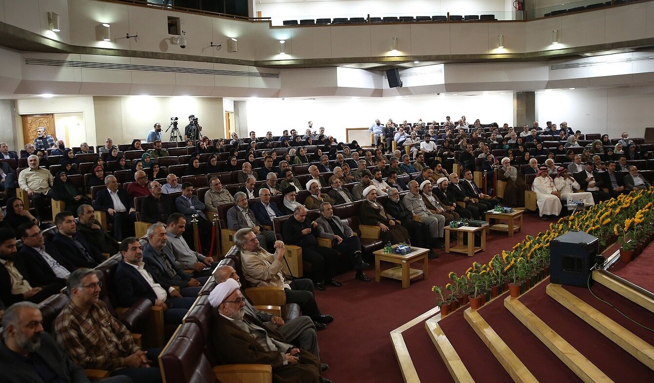 تجلیل از سه دهه دانشنامهنگاری حسن طارمیراد؛ او یکی از ۵ روحانی برجسته کشور است