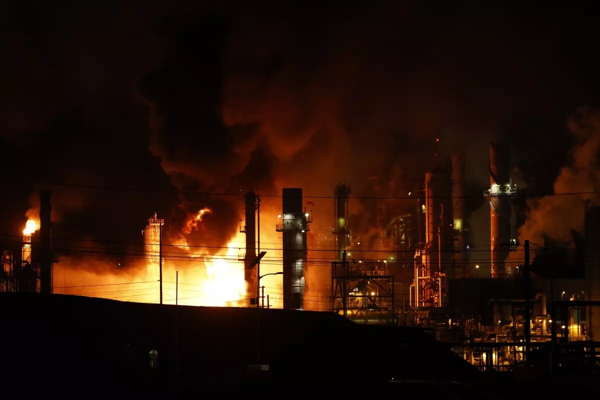 آتش‌سوزی مهیب در پالایشگاه نفت کالیفرنیا
