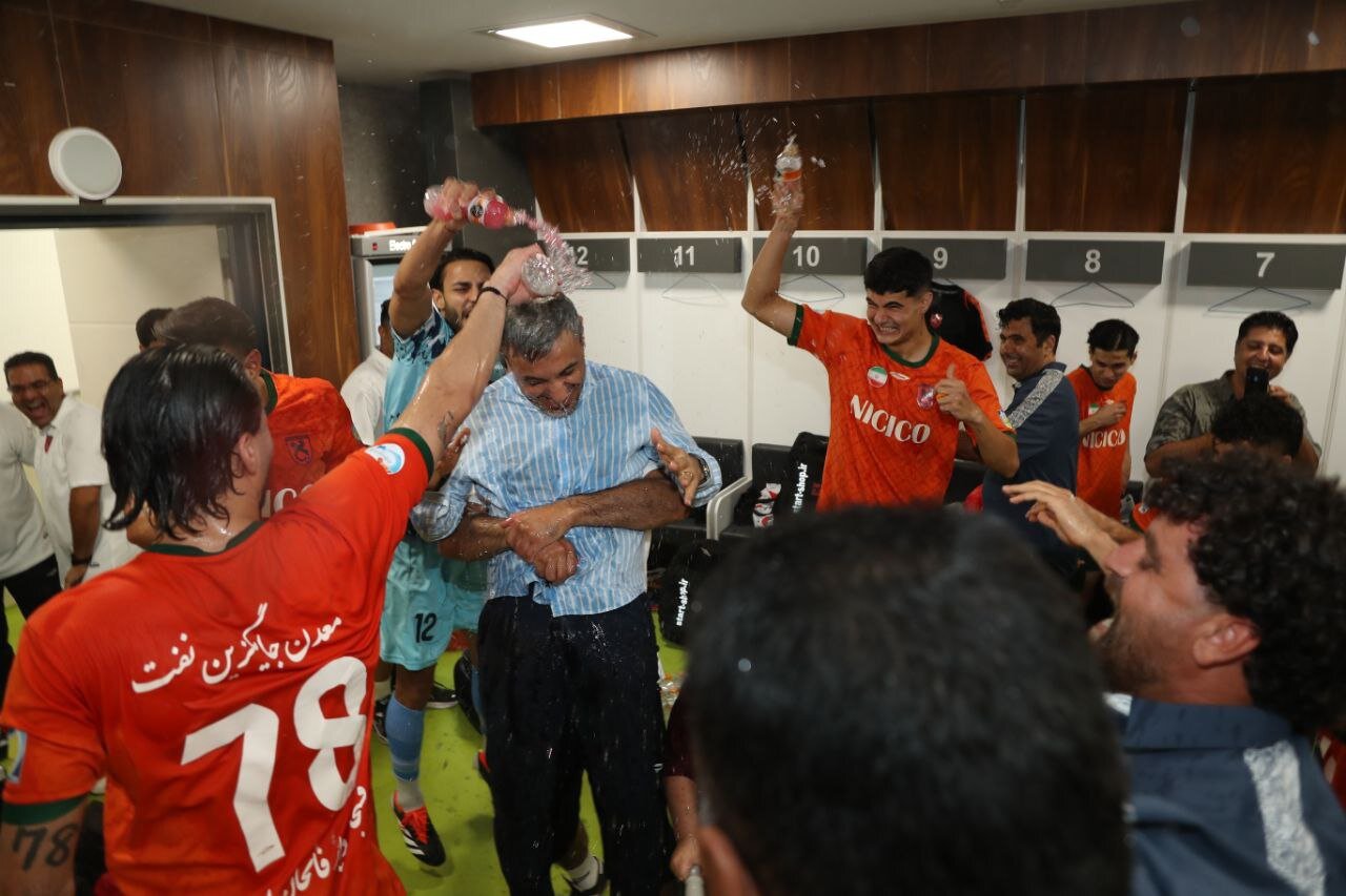 بازیکنان مس با بطری آب به رسول خطیبی حمله کردند +عکس