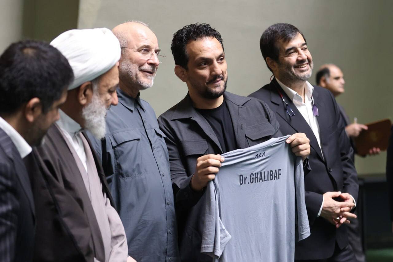 هدیه علیرضا دبیر و کشتیگیران به قالیباف چه بود؟ +تصاویر